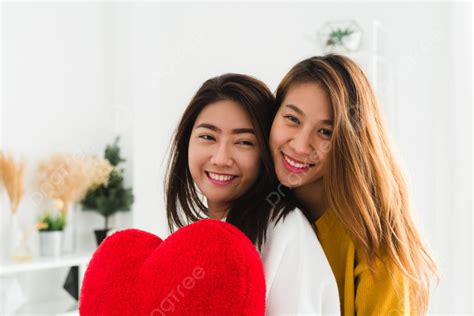 petite asian lesbian|Jeunes femmes asiatiques samuser ensemble dans une。